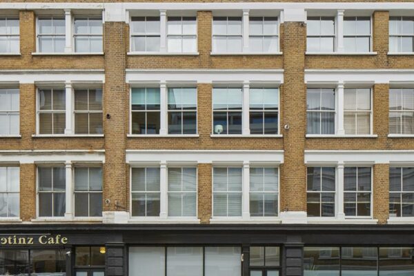 O arquiteto Rients Bruinsma construiu todos os elementos de seu apartamento estilo loft Shoreditch do zero