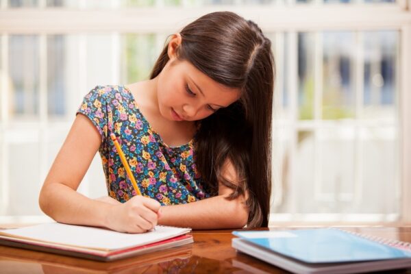 Como equipar sua casa para ajudar os hábitos de estudo de seus filhos