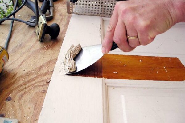 Como remover tinta de madeira com segurança