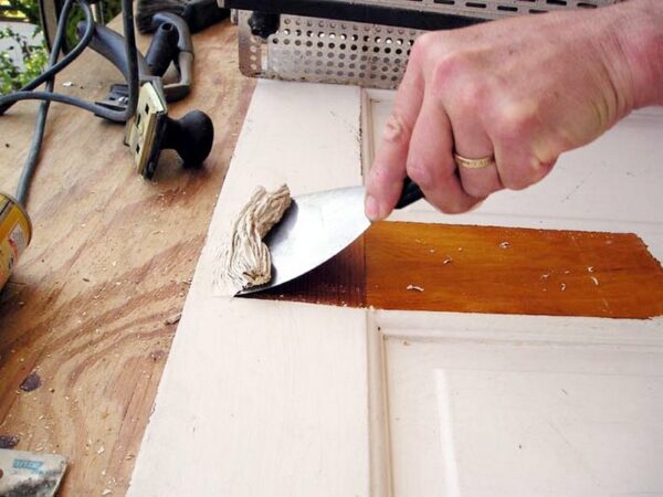 Como remover tinta de madeira com segurança